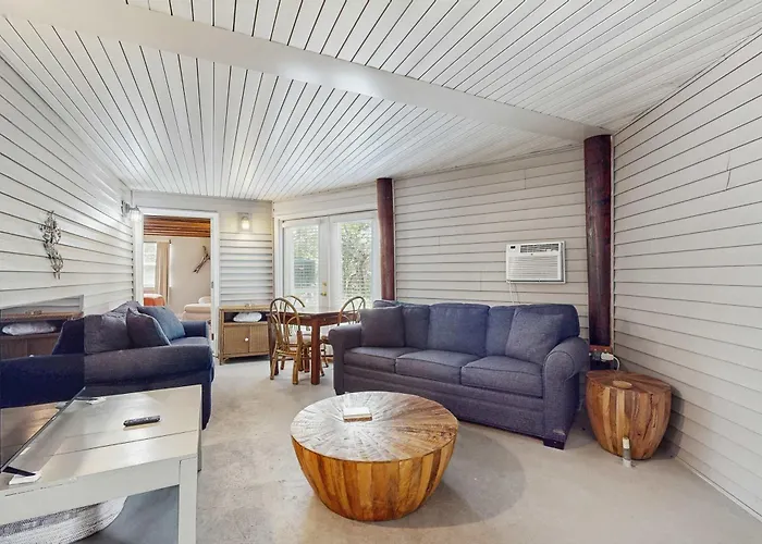 Downstairs Duplex Near The With Full Kitchen Wifi Cable Partial Ac Holiday home *